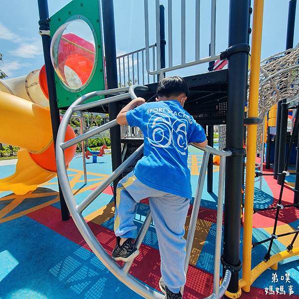 【高雄‧三民】民族鐵道共融公園│火車造型、多樣玩法，近民族台鐵及捷運黃線站旁，高雄綠園道旁的小公園