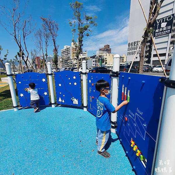 【高雄‧三民】民族鐵道共融公園│火車造型、多樣玩法，近民族台鐵及捷運黃線站旁，高雄綠園道旁的小公園