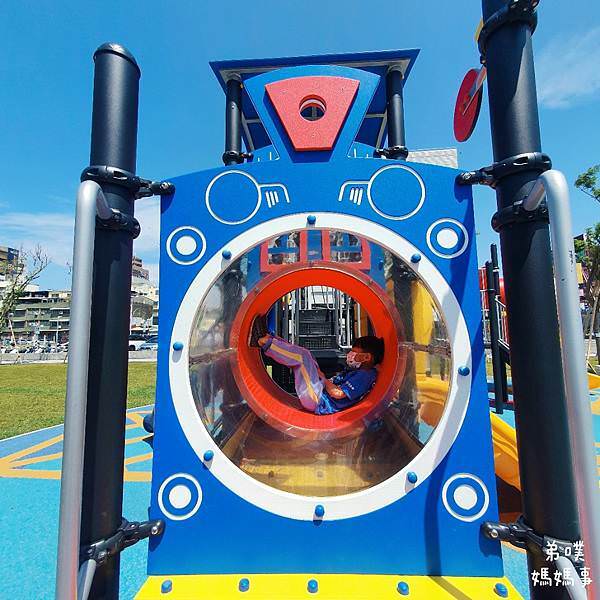 【高雄‧三民】民族鐵道共融公園│火車造型、多樣玩法，近民族台鐵及捷運黃線站旁，高雄綠園道旁的小公園