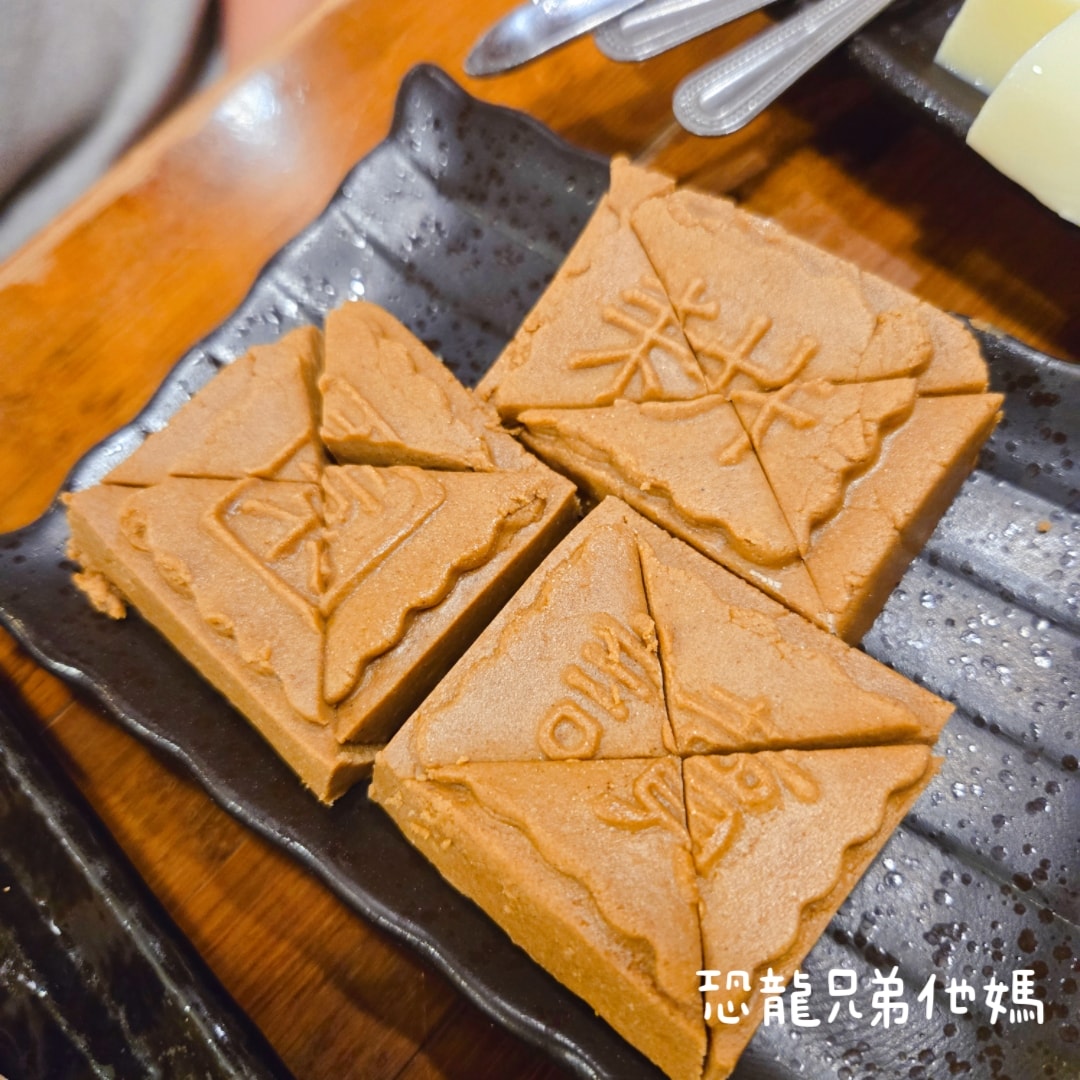 【台南‧安平】耕讀園永華店│安平市區的景觀餐廳，古典氣息用餐環境，滿足孩子餵魚樂趣，另有免費餅乾小點