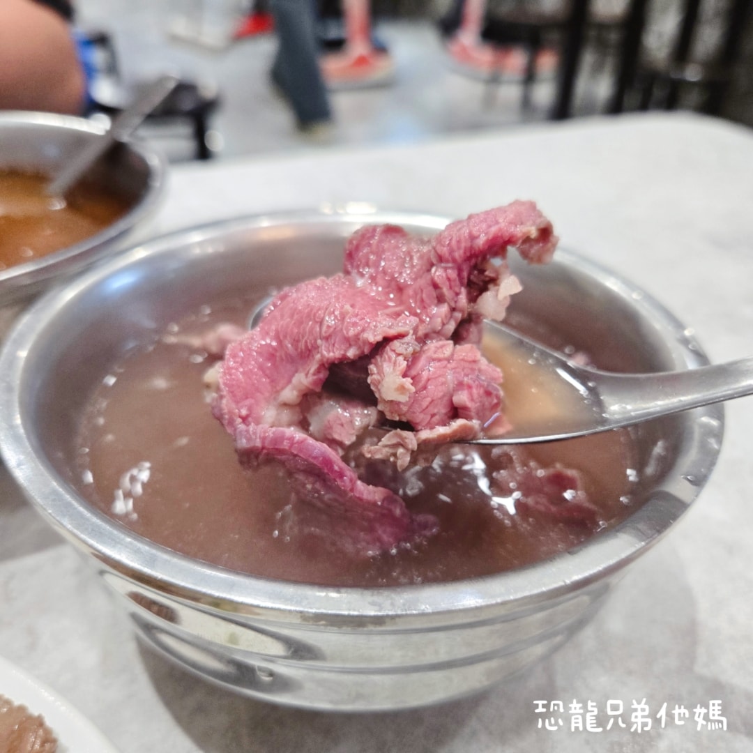 台南‧文章牛肉湯安平總店-免費續牛肉湯、空間大