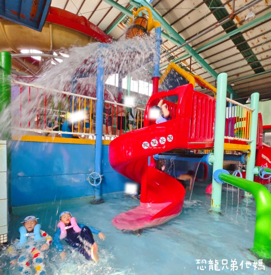 高雄‧林園│自然風SPA養生館室內溫水游泳池!高雄唯一旋轉滑水道、大水桶、透明滾滾球和幼兒遊戲區，大人小孩都玩得超開心!