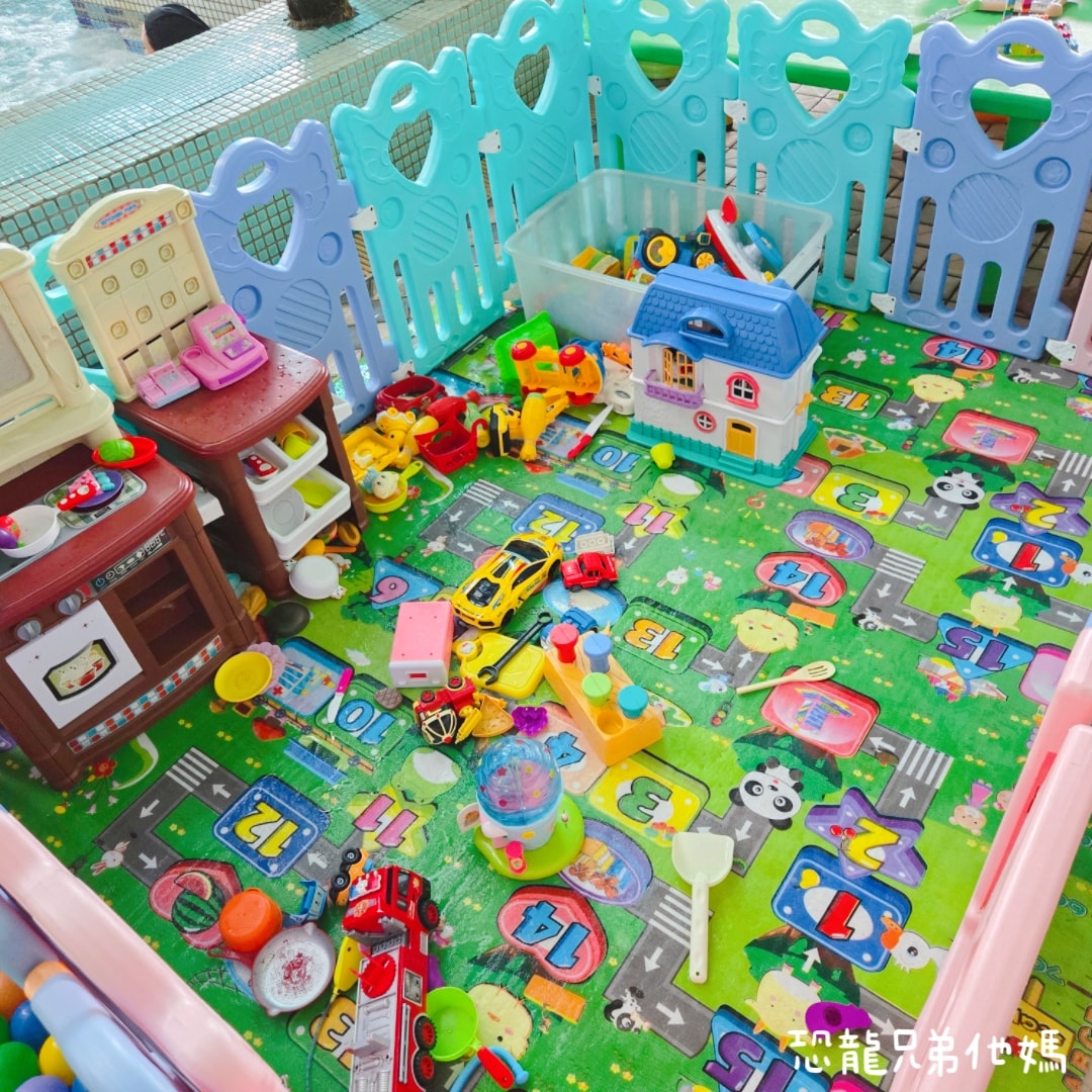 高雄‧林園│自然風SPA養生館室內溫水游泳池!高雄唯一旋轉滑水道、大水桶、透明滾滾球和幼兒遊戲區，大人小孩都玩得超開心!