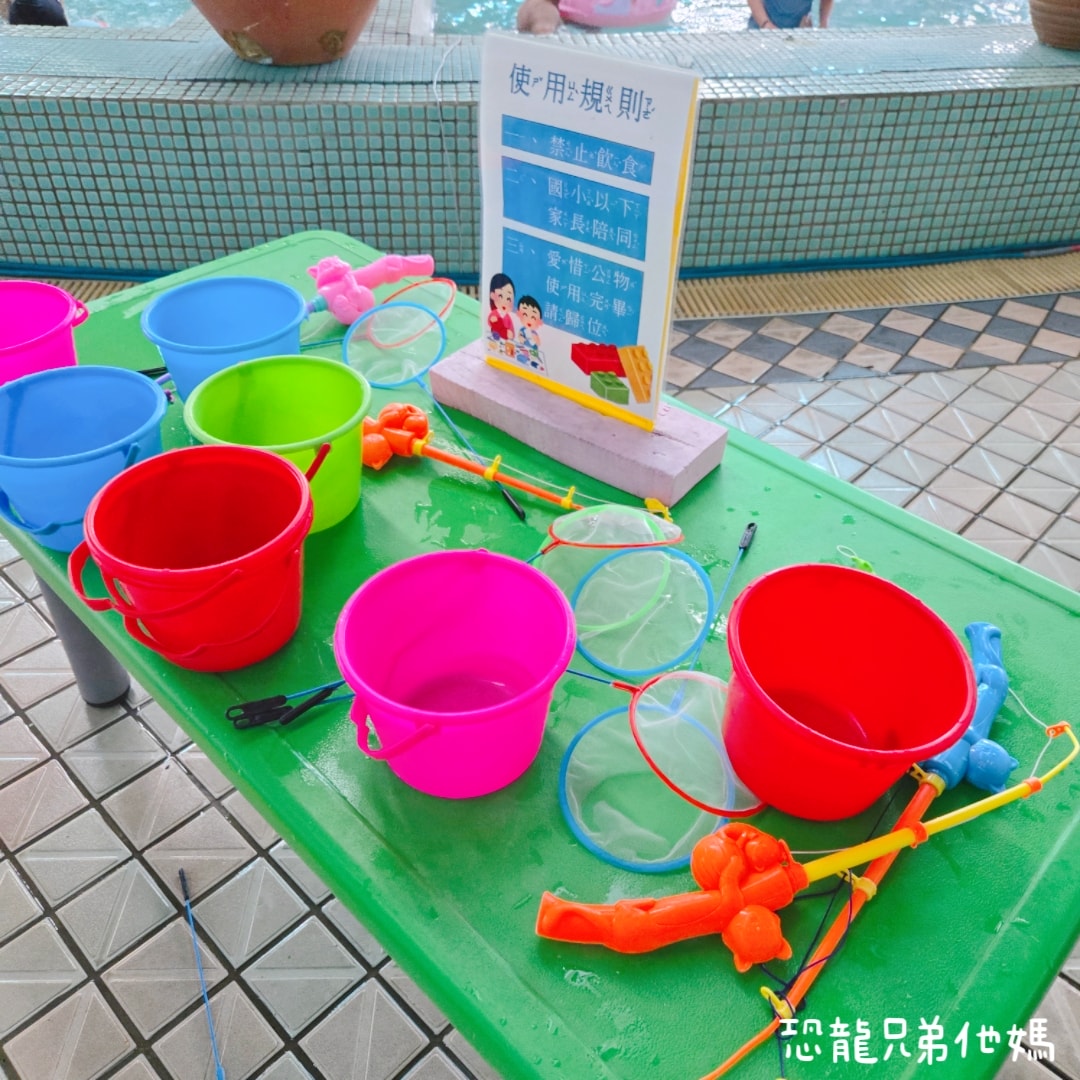 高雄‧林園│自然風SPA養生館室內溫水游泳池!高雄唯一旋轉滑水道、大水桶、透明滾滾球和幼兒遊戲區，大人小孩都玩得超開心!