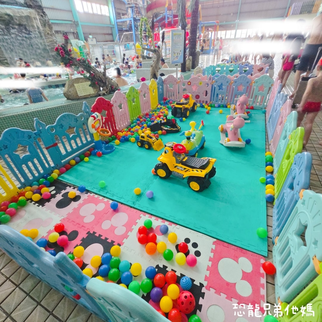 高雄‧林園│自然風SPA養生館室內溫水游泳池!高雄唯一旋轉滑水道、大水桶、透明滾滾球和幼兒遊戲區，大人小孩都玩得超開心!