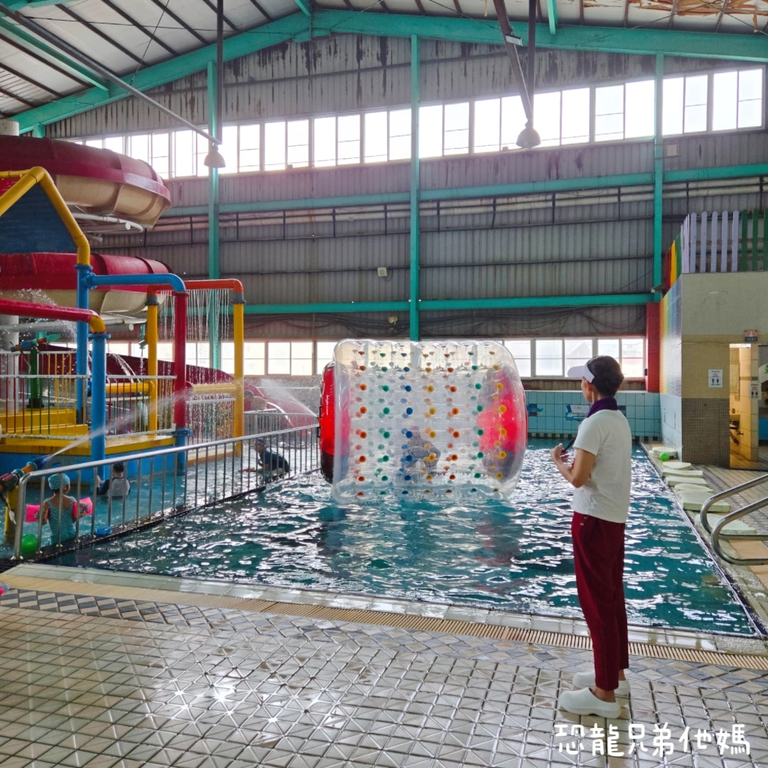 高雄‧林園│自然風SPA養生館室內溫水游泳池!高雄唯一旋轉滑水道、大水桶、透明滾滾球和幼兒遊戲區，大人小孩都玩得超開心!