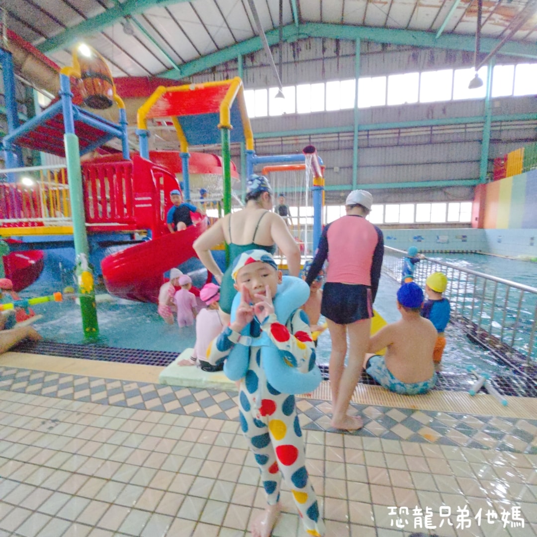 高雄‧林園│自然風SPA養生館室內溫水游泳池!高雄唯一旋轉滑水道、大水桶、透明滾滾球和幼兒遊戲區，大人小孩都玩得超開心!