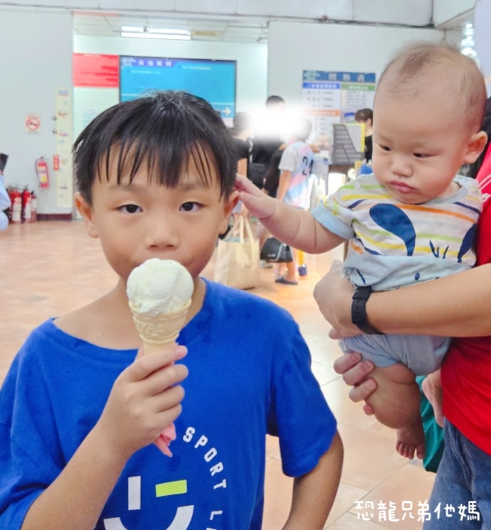 高雄‧林園│自然風SPA養生館室內溫水游泳池!高雄唯一旋轉滑水道、大水桶、透明滾滾球和幼兒遊戲區，大人小孩都玩得超開心!