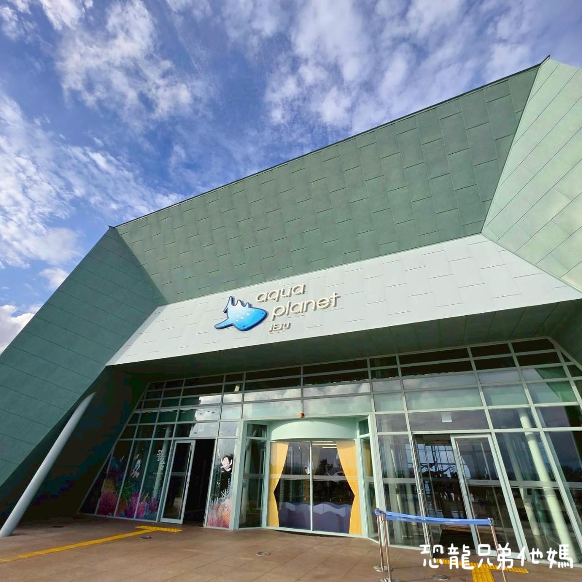 韓國‧濟洲水上星球(아쿠아플라넷제주 ,Aqua Planet),韓國最大水族館,超震撼海底隧道、海女潛水秀、超萌魟魚表演全攻略,濟州必玩景點!!2025.08 - 第2張圖 韓國‧濟洲水上星球(아쿠아플라넷제주 ,Aqua Planet),韓國最大水族館,超震撼海底隧道、海女潛水秀、超萌魟魚表演全攻略,濟州必玩景點!!2025.08
