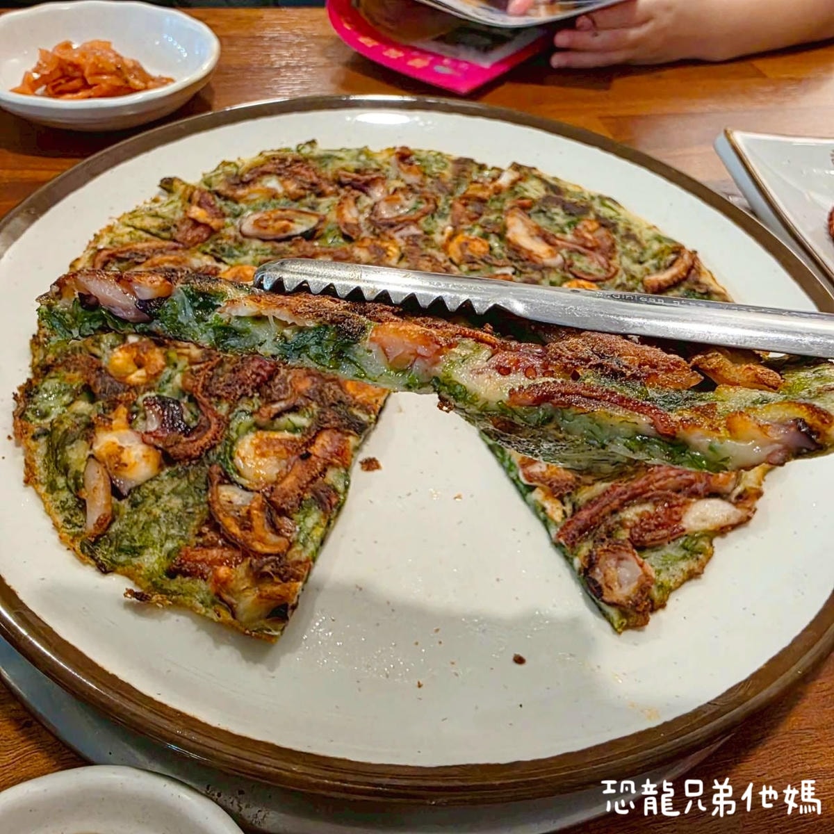 韓國‧濟州島│誘人的章魚(탐나는문어 하도점),海邊旁的章魚料理店,章魚一整隻上桌! - 第1張圖