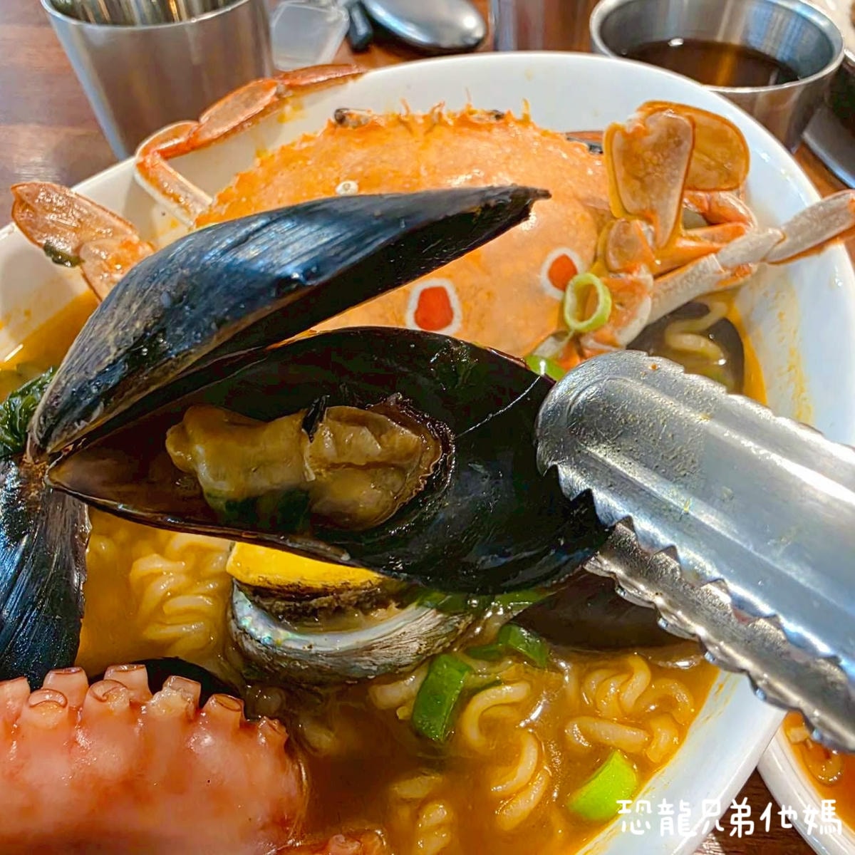 韓國‧濟州島│誘人的章魚(탐나는문어 하도점),海邊旁的章魚料理店,章魚一整隻上桌! - 第16張圖