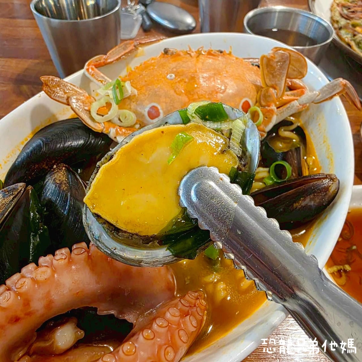 韓國‧濟州島│誘人的章魚(탐나는문어 하도점),海邊旁的章魚料理店,章魚一整隻上桌! - 第15張圖