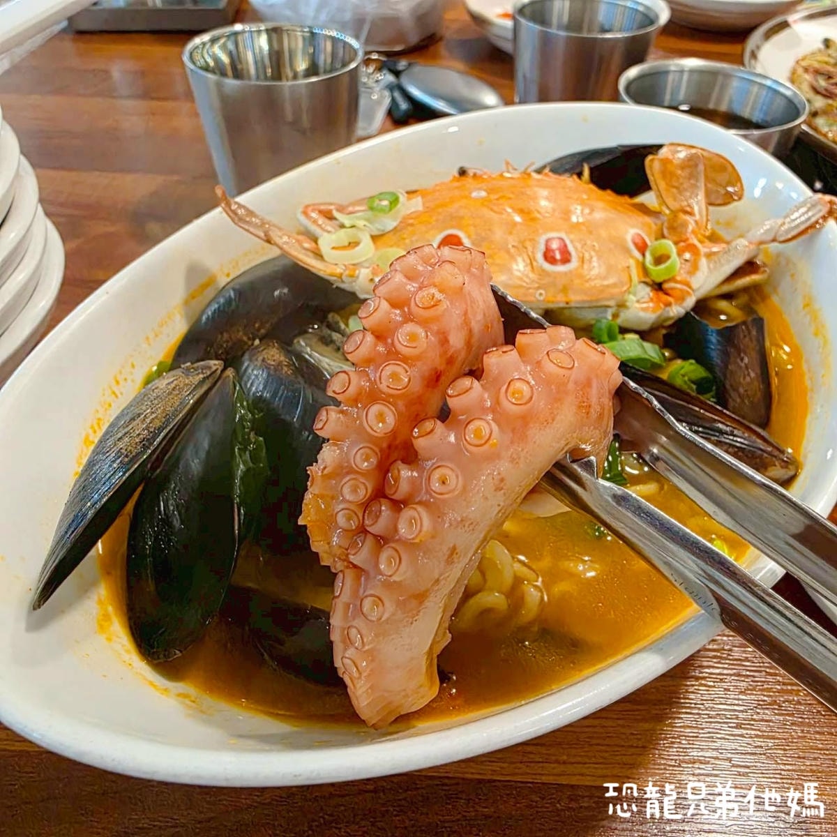 韓國‧濟州島│誘人的章魚(탐나는문어 하도점),海邊旁的章魚料理店,章魚一整隻上桌! - 第13張圖