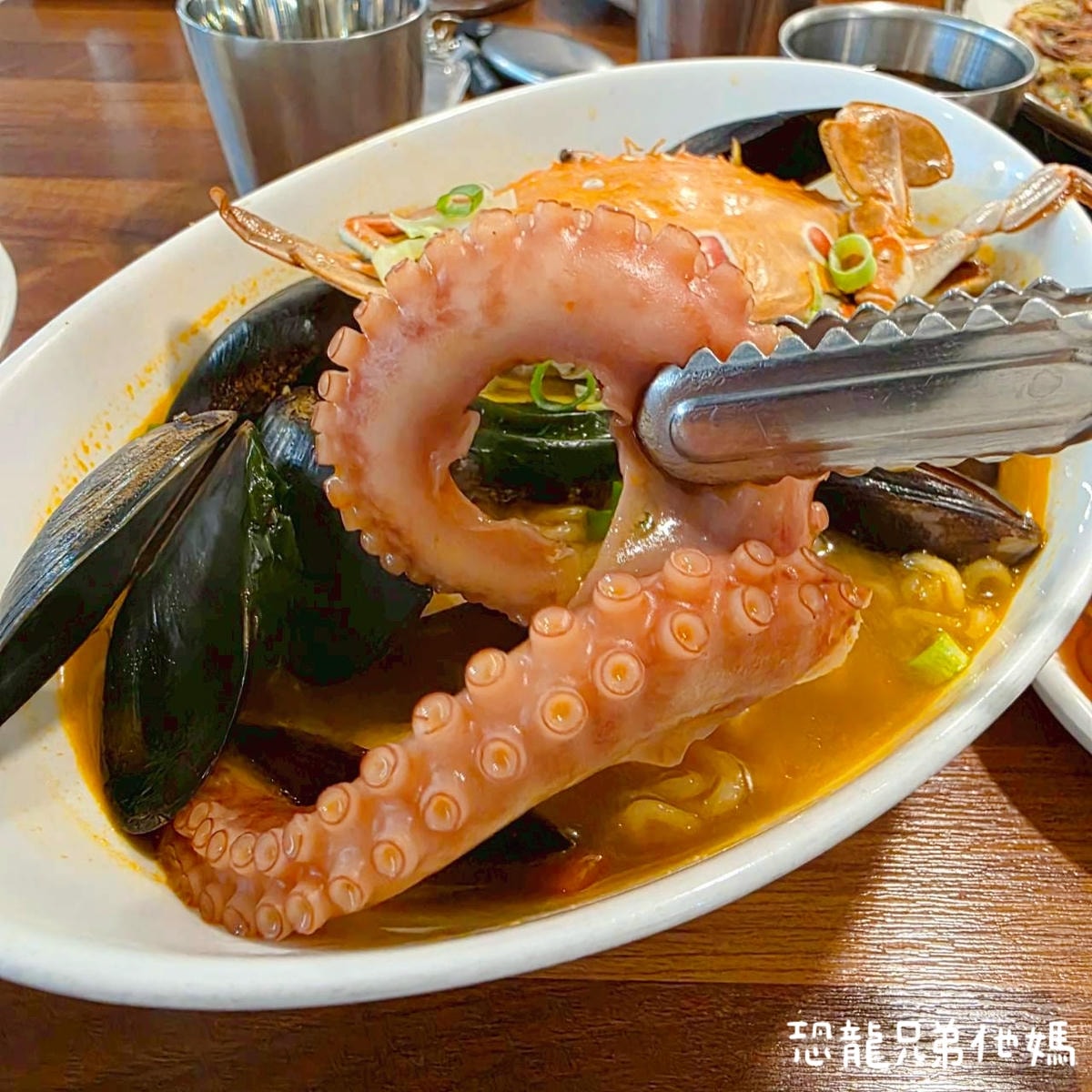 韓國‧濟州島│誘人的章魚(탐나는문어 하도점),海邊旁的章魚料理店,章魚一整隻上桌! - 第12張圖