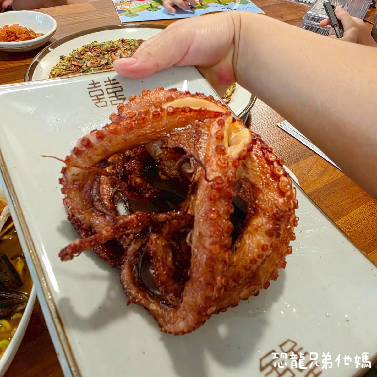 韓國‧濟州島│誘人的章魚(탐나는문어 하도점),海邊旁的章魚料理店,章魚一整隻上桌! - 第18張圖