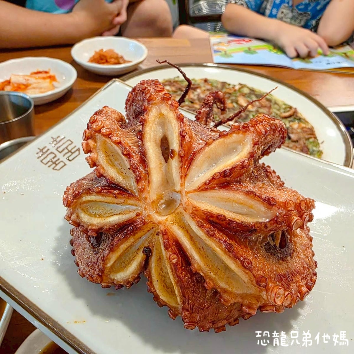韓國‧濟州島│誘人的章魚(탐나는문어 하도점),海邊旁的章魚料理店,章魚一整隻上桌! - 第17張圖