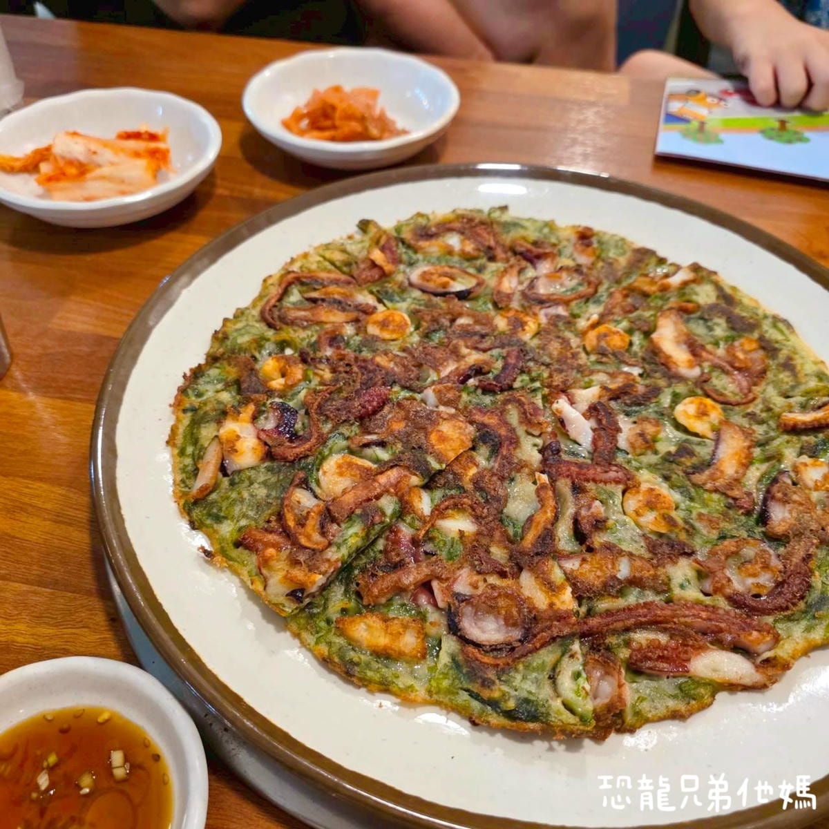 韓國‧濟州島│誘人的章魚(탐나는문어 하도점),海邊旁的章魚料理店,章魚一整隻上桌! - 第10張圖