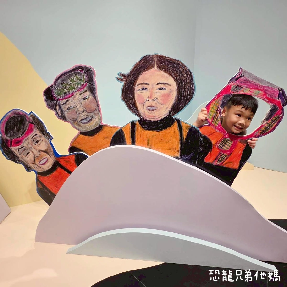 韓國‧濟洲水上星球(아쿠아플라넷제주 ,Aqua Planet)，韓國最大水族館，超震撼海底隧道、海女潛水秀、超萌魟魚表演全攻略，濟州必玩景點!!2025.08