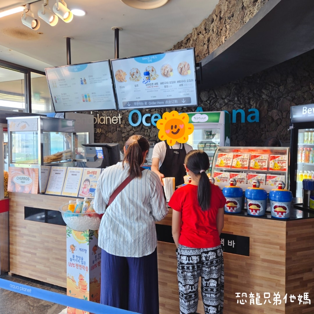 韓國‧濟洲水上星球(아쿠아플라넷제주 ,Aqua Planet),韓國最大水族館,超震撼海底隧道、海女潛水秀、超萌魟魚表演全攻略,濟州必玩景點!!2025.08 - 第23張圖 韓國‧濟洲水上星球(아쿠아플라넷제주 ,Aqua Planet),韓國最大水族館,超震撼海底隧道、海女潛水秀、超萌魟魚表演全攻略,濟州必玩景點!!2025.08