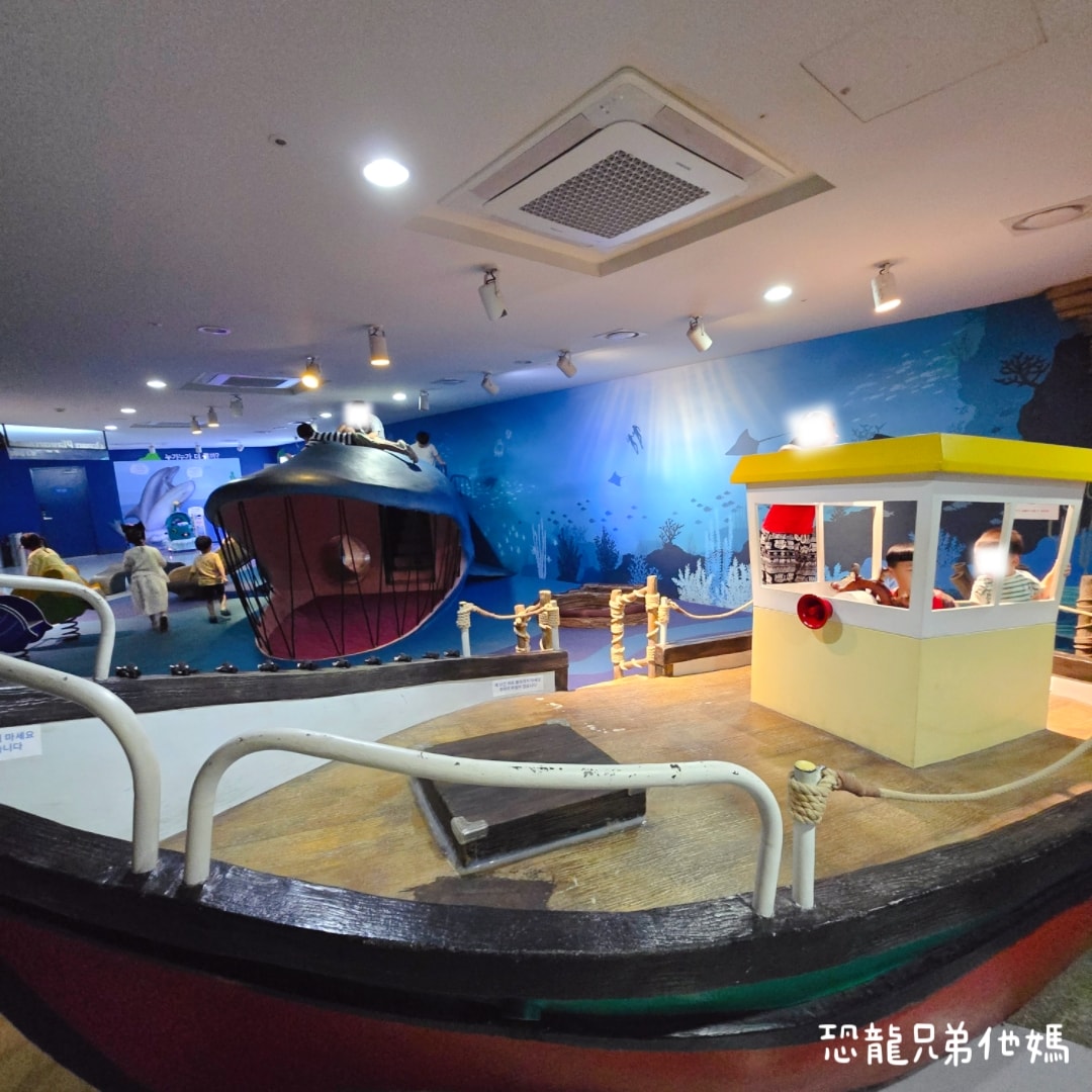 韓國‧濟洲水上星球(아쿠아플라넷제주 ,Aqua Planet)，韓國最大水族館，超震撼海底隧道、海女潛水秀、超萌魟魚表演全攻略，濟州必玩景點!!2025.08