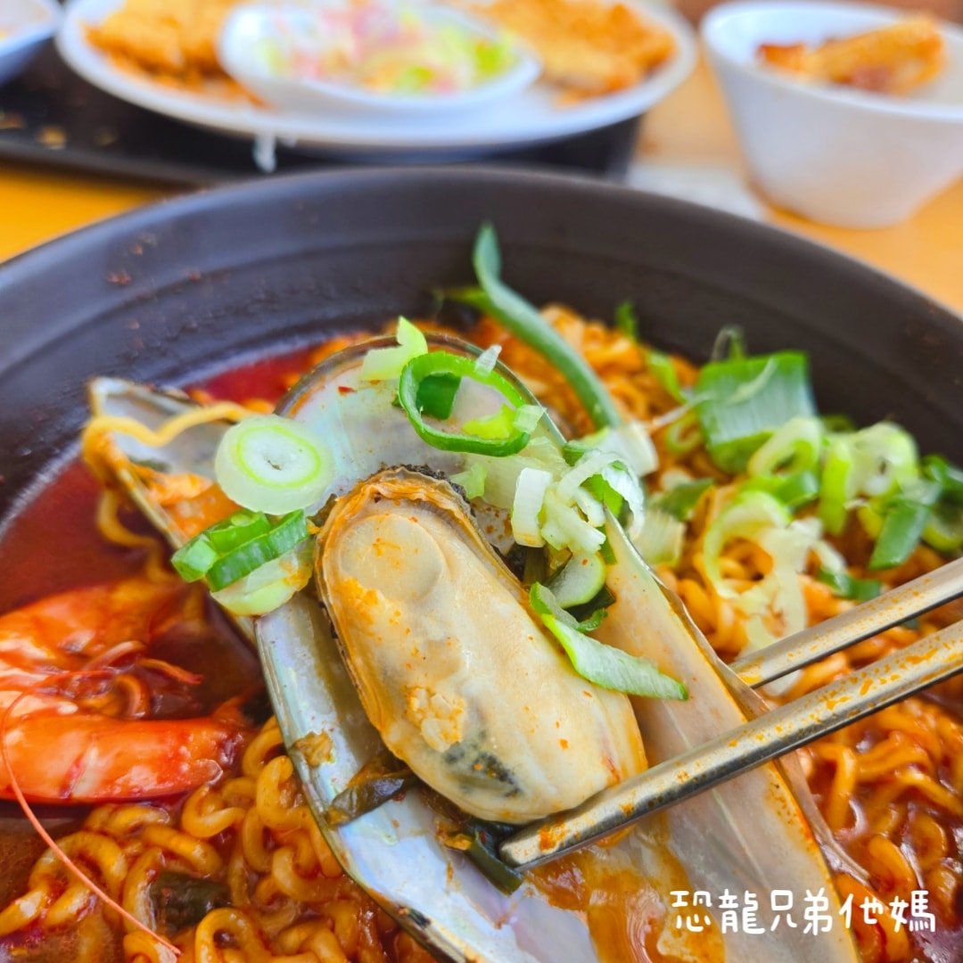 韓國‧濟洲水上星球(아쿠아플라넷제주 ,Aqua Planet)，韓國最大水族館，超震撼海底隧道、海女潛水秀、超萌魟魚表演全攻略，濟州必玩景點!!2025.08