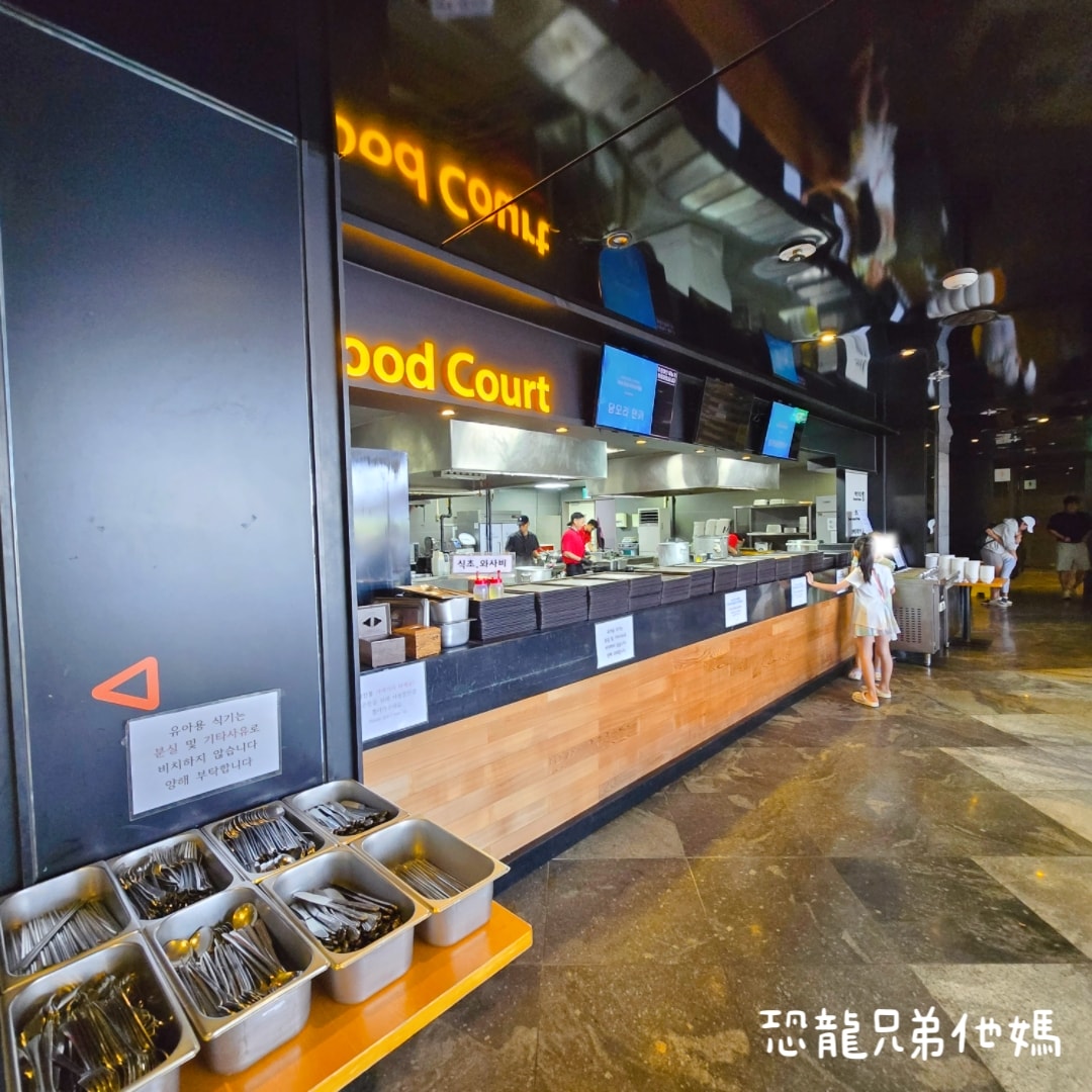 韓國‧濟洲水上星球(아쿠아플라넷제주 ,Aqua Planet)，韓國最大水族館，超震撼海底隧道、海女潛水秀、超萌魟魚表演全攻略，濟州必玩景點!!2025.08