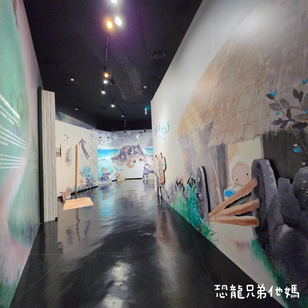 韓國‧濟洲水上星球(아쿠아플라넷제주 ,Aqua Planet),韓國最大水族館,超震撼海底隧道、海女潛水秀、超萌魟魚表演全攻略,濟州必玩景點!!2025.08 - 第238張圖 韓國‧濟洲水上星球(아쿠아플라넷제주 ,Aqua Planet),韓國最大水族館,超震撼海底隧道、海女潛水秀、超萌魟魚表演全攻略,濟州必玩景點!!2025.08