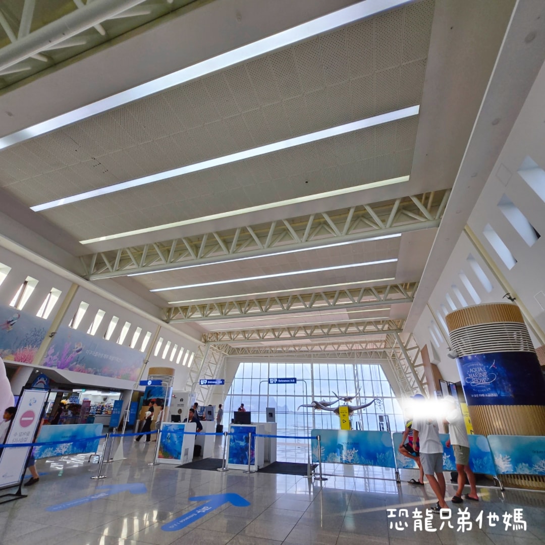 韓國‧濟洲水上星球(아쿠아플라넷제주 ,Aqua Planet),韓國最大水族館,超震撼海底隧道、海女潛水秀、超萌魟魚表演全攻略,濟州必玩景點!!2025.08 - 第11張圖 韓國‧濟洲水上星球(아쿠아플라넷제주 ,Aqua Planet),韓國最大水族館,超震撼海底隧道、海女潛水秀、超萌魟魚表演全攻略,濟州必玩景點!!2025.08