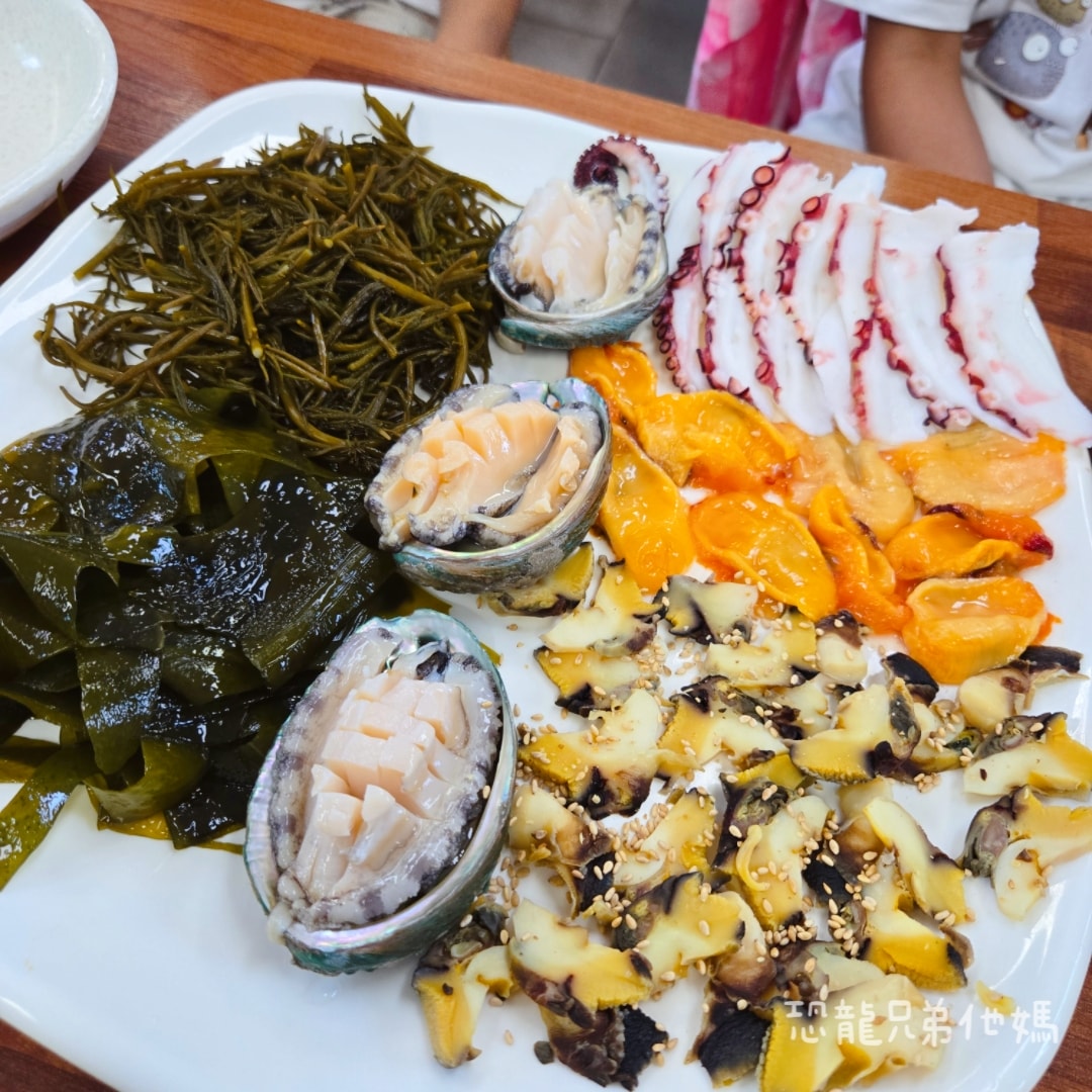 濟州島‧牛島海女餐廳(우도 해녀식당),有中文人員,活鮑魚火鍋,另有鮑魚海螺生魚片 - 第11張圖