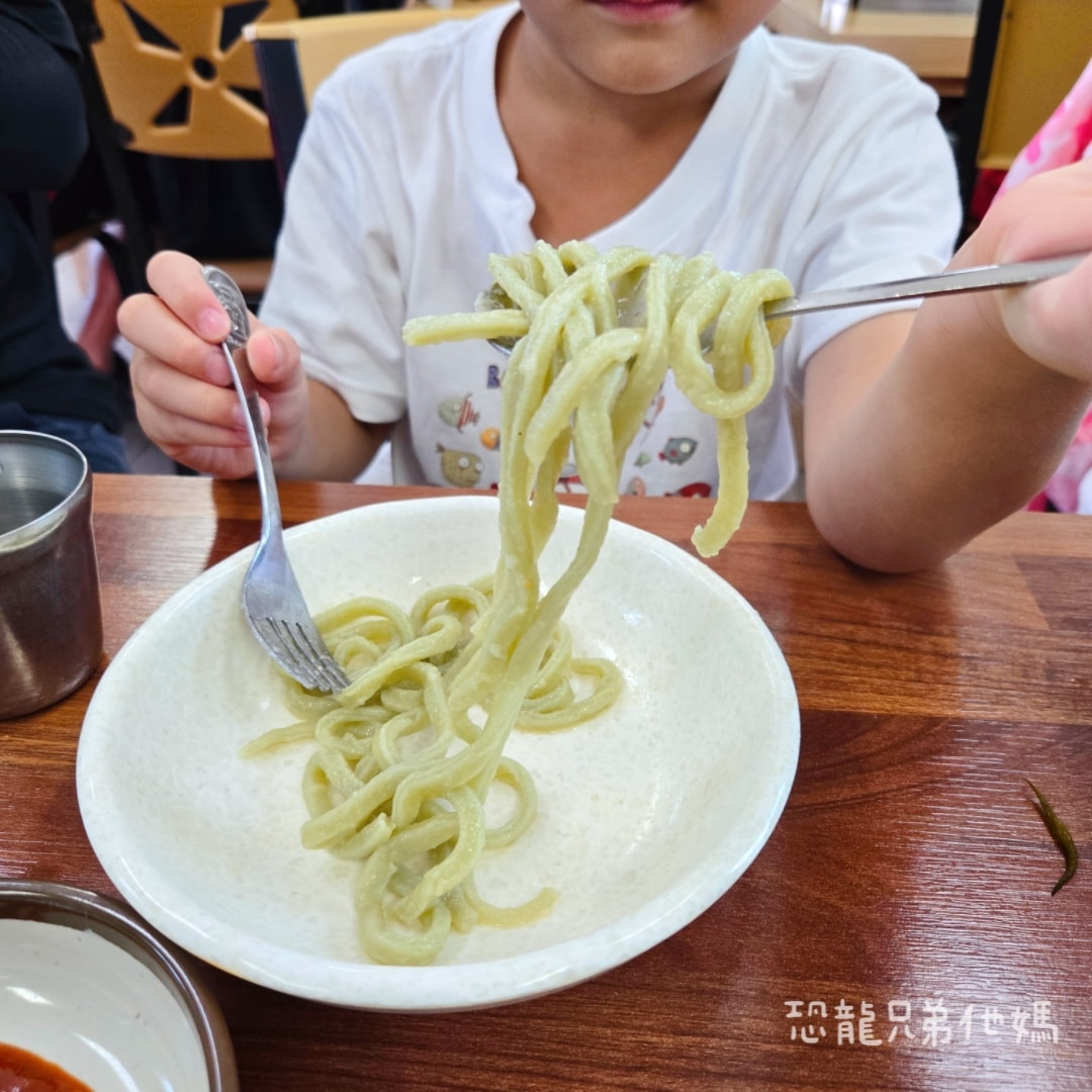 濟州島‧牛島海女餐廳(우도 해녀식당),有中文人員,活鮑魚火鍋,另有鮑魚海螺生魚片 - 第13張圖
