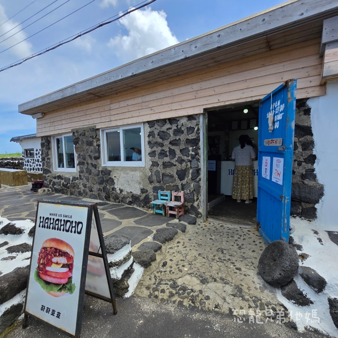 濟州島‧牛島必吃-HAHAHOHO漢堡(하하호호우도점),看海享受手工美味漢堡,還有獨家周邊小物。可Catch Table預約位置 2025.08 - 第1張圖