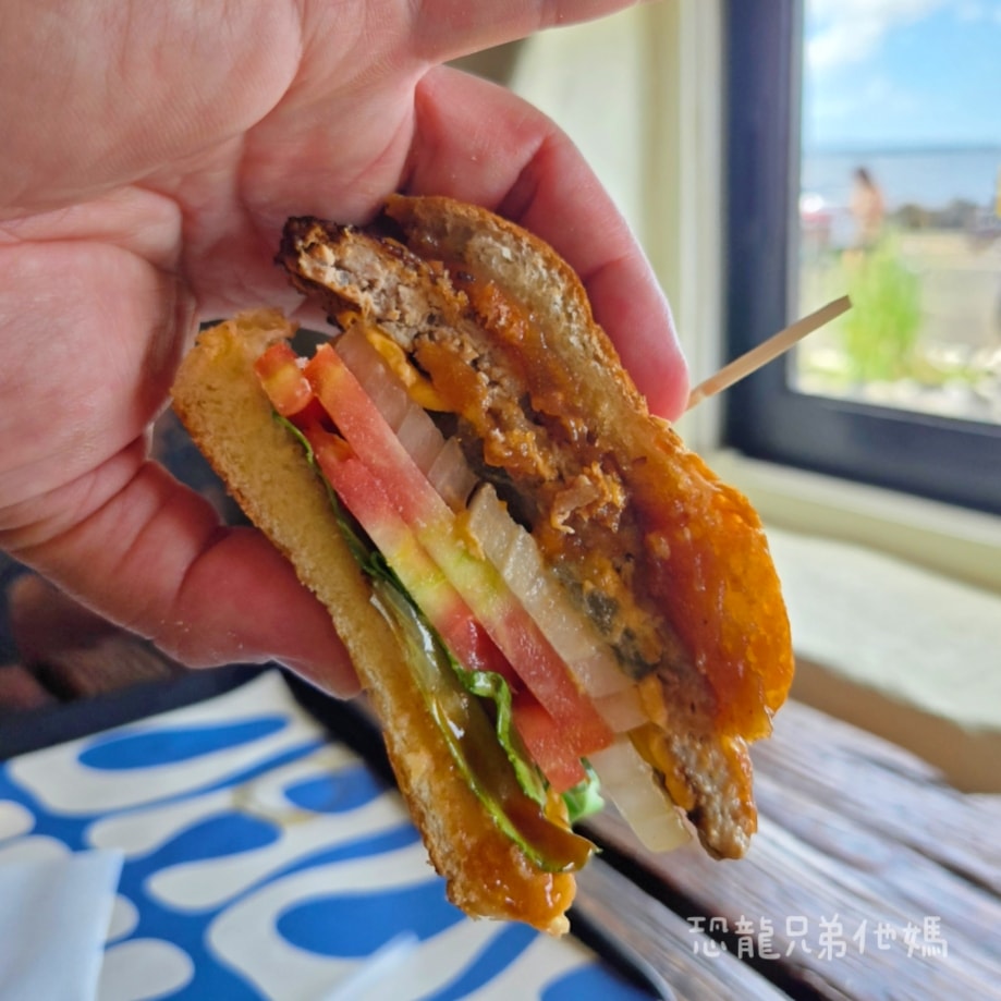 濟州島‧牛島必吃-HAHAHOHO漢堡(하하호호우도점),看海享受手工美味漢堡,還有獨家周邊小物。可Catch Table預約位置 2025.08 - 第27張圖