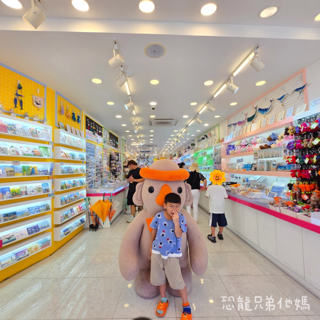 韓國‧濟州島│西歸浦市場旁，走訪韓國國民畫家李仲燮藝術街、李仲燮美術館(이중섭미술관)，伴手禮、選物店，眺望西歸浦港2025.08