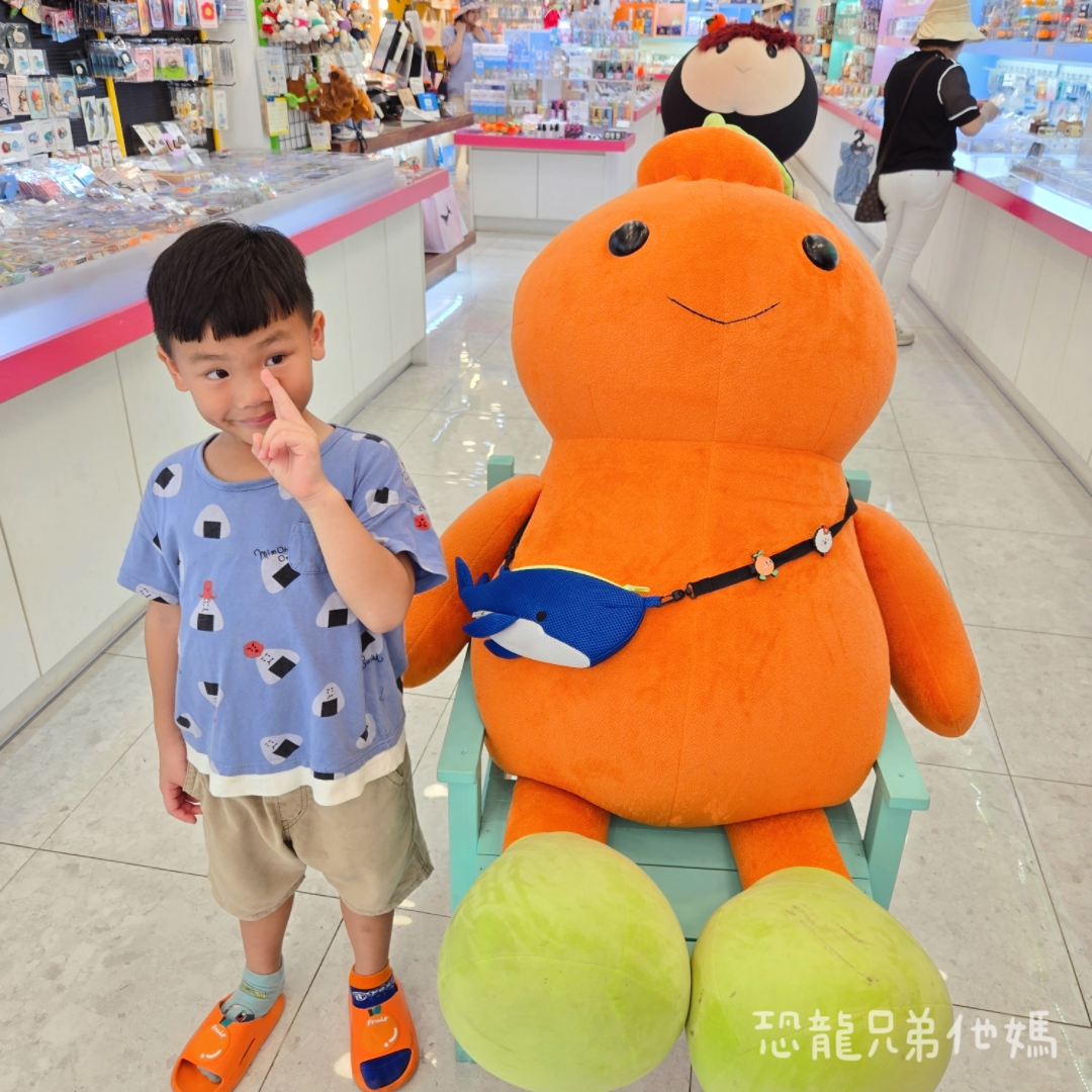 韓國‧濟州島│西歸浦市場旁，走訪韓國國民畫家李仲燮藝術街、李仲燮美術館(이중섭미술관)，伴手禮、選物店，眺望西歸浦港2025.08