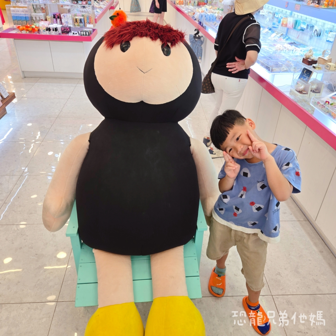 韓國‧濟州島│西歸浦市場旁，走訪韓國國民畫家李仲燮藝術街、李仲燮美術館(이중섭미술관)，伴手禮、選物店，眺望西歸浦港2025.08