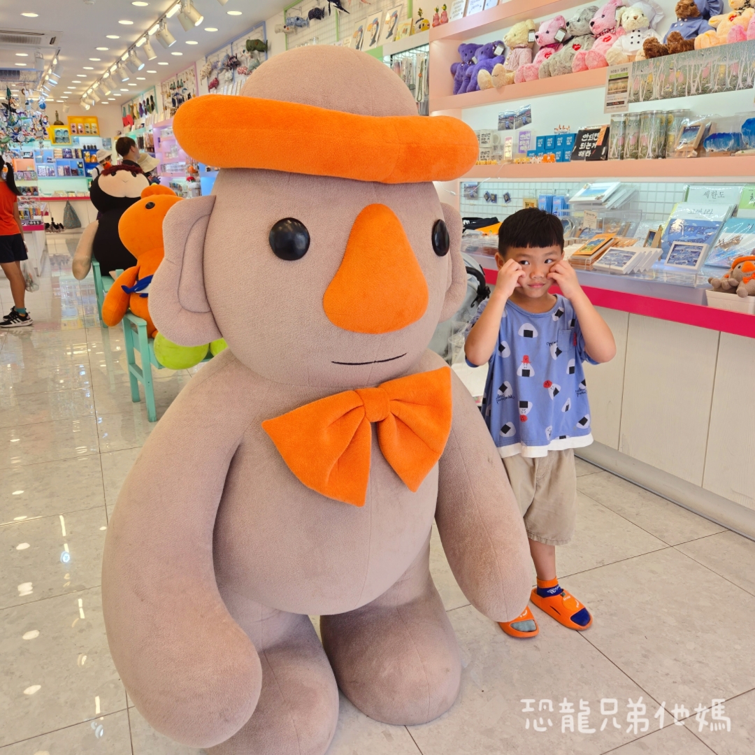 韓國‧濟州島│西歸浦市場旁,走訪韓國國民畫家李仲燮藝術街、李仲燮美術館(이중섭미술관),伴手禮、選物店,眺望西歸浦港2025.08 - 第8張圖 韓國‧濟州島│西歸浦市場旁,走訪韓國國民畫家李仲燮藝術街、李仲燮美術館(이중섭미술관),伴手禮、選物店,眺望西歸浦港2025.08