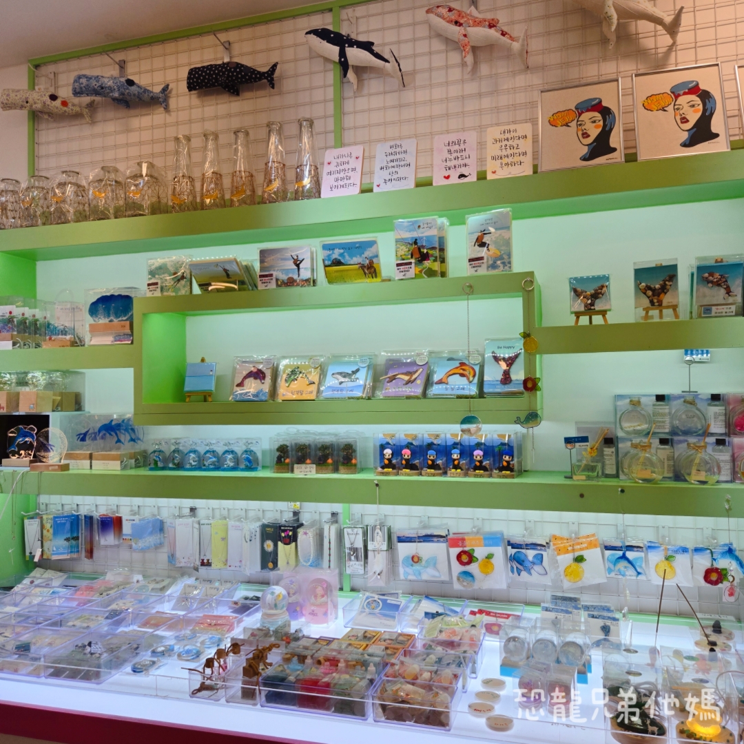 韓國‧濟州島│西歸浦市場旁，走訪韓國國民畫家李仲燮藝術街、李仲燮美術館(이중섭미술관)，伴手禮、選物店，眺望西歸浦港2025.08