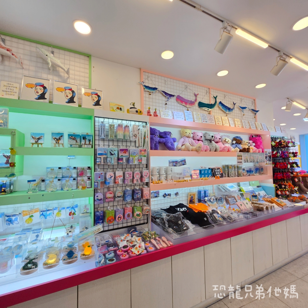 韓國‧濟州島│西歸浦市場旁，走訪韓國國民畫家李仲燮藝術街、李仲燮美術館(이중섭미술관)，伴手禮、選物店，眺望西歸浦港2025.08