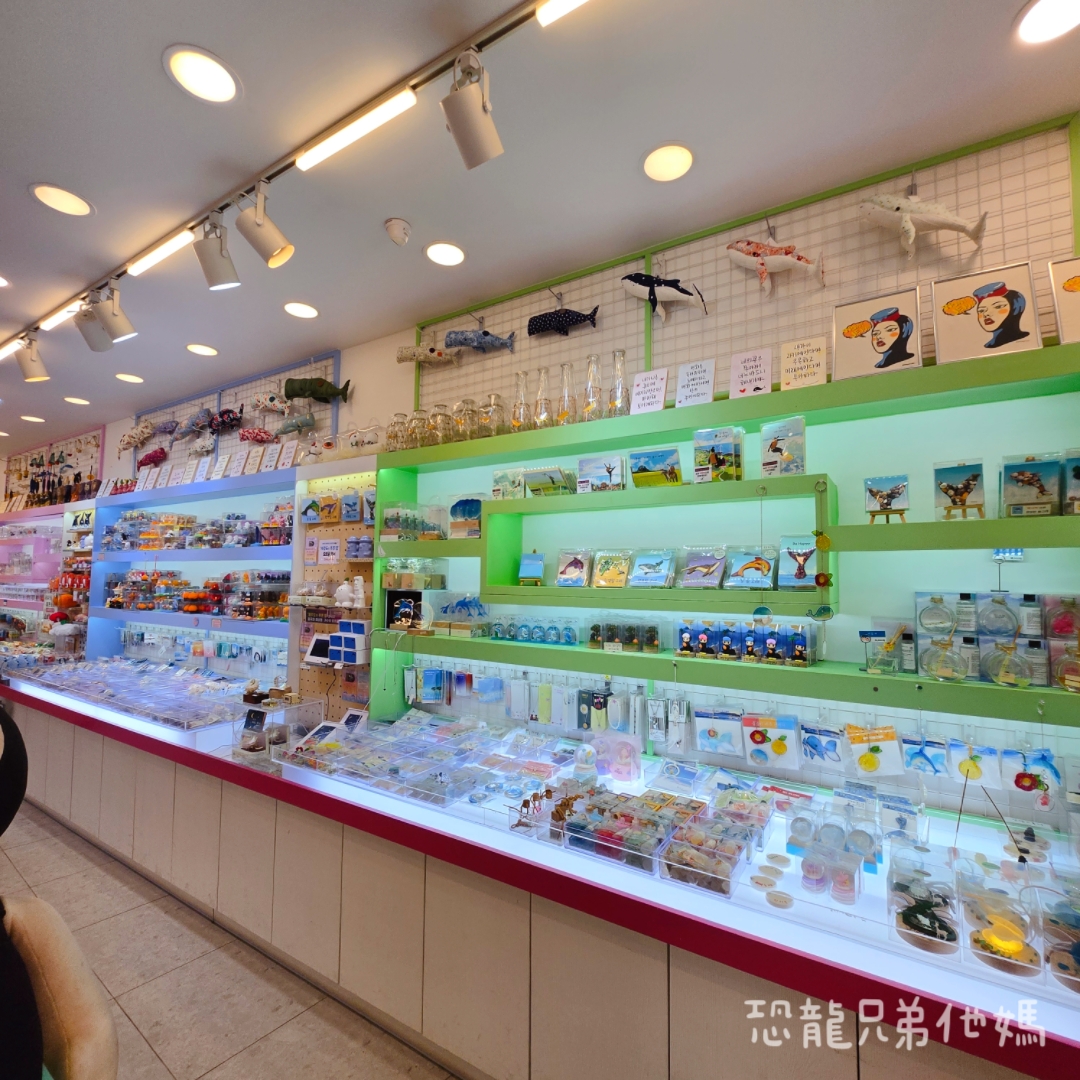 韓國‧濟州島│西歸浦市場旁,走訪韓國國民畫家李仲燮藝術街、李仲燮美術館(이중섭미술관),伴手禮、選物店,眺望西歸浦港2025.08 - 第11張圖 韓國‧濟州島│西歸浦市場旁,走訪韓國國民畫家李仲燮藝術街、李仲燮美術館(이중섭미술관),伴手禮、選物店,眺望西歸浦港2025.08