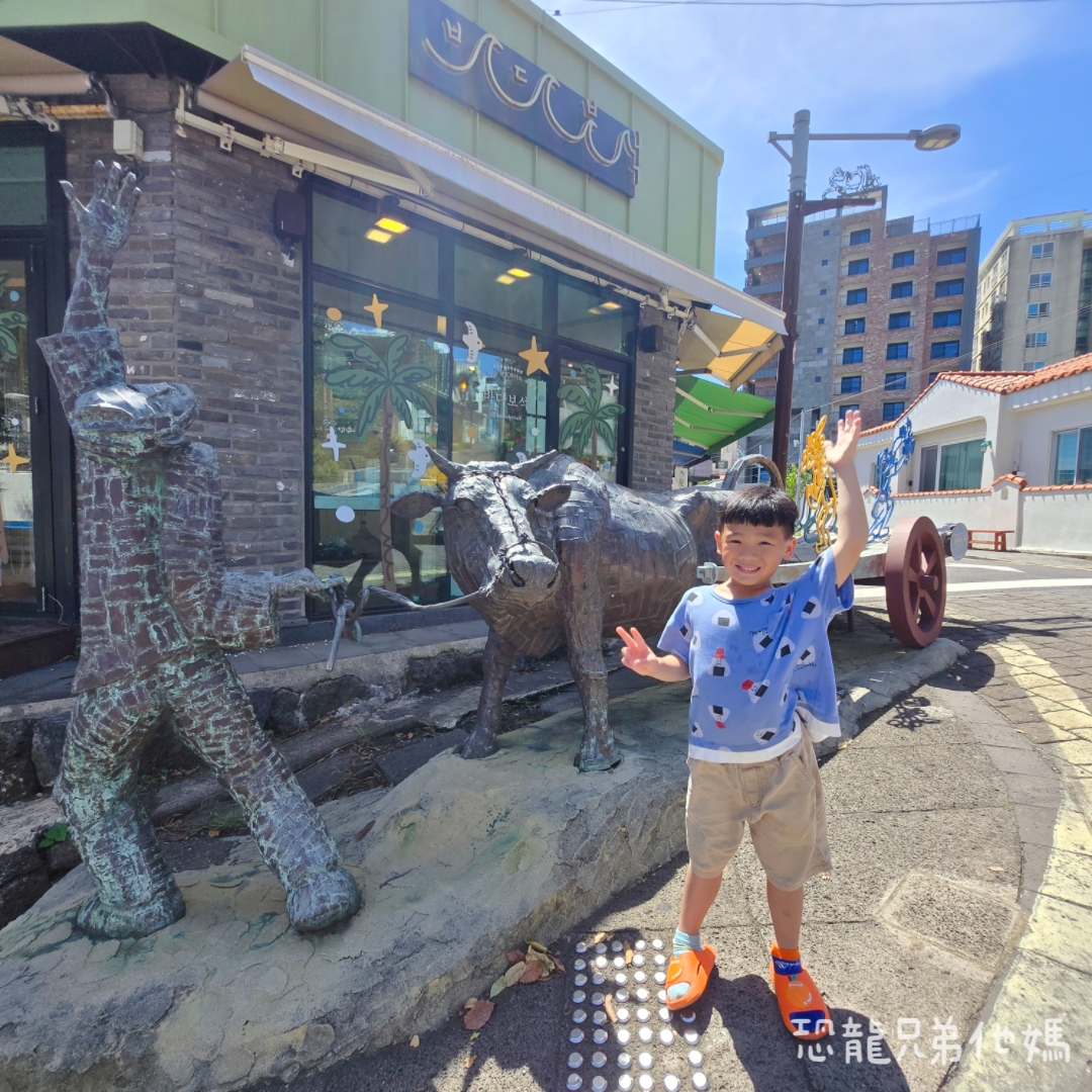 韓國‧濟州島│西歸浦市場旁,走訪韓國國民畫家李仲燮藝術街、李仲燮美術館(이중섭미술관),伴手禮、選物店,眺望西歸浦港2025.08 - 第31張圖 韓國‧濟州島│西歸浦市場旁,走訪韓國國民畫家李仲燮藝術街、李仲燮美術館(이중섭미술관),伴手禮、選物店,眺望西歸浦港2025.08