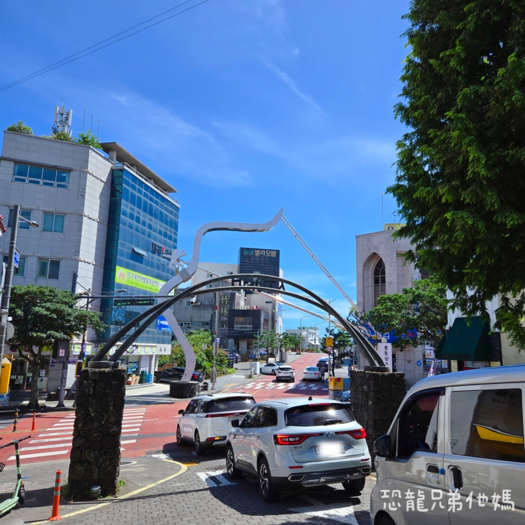 韓國‧濟州島│西歸浦市場旁，走訪韓國國民畫家李仲燮藝術街、李仲燮美術館(이중섭미술관)，伴手禮、選物店，眺望西歸浦港2025.08