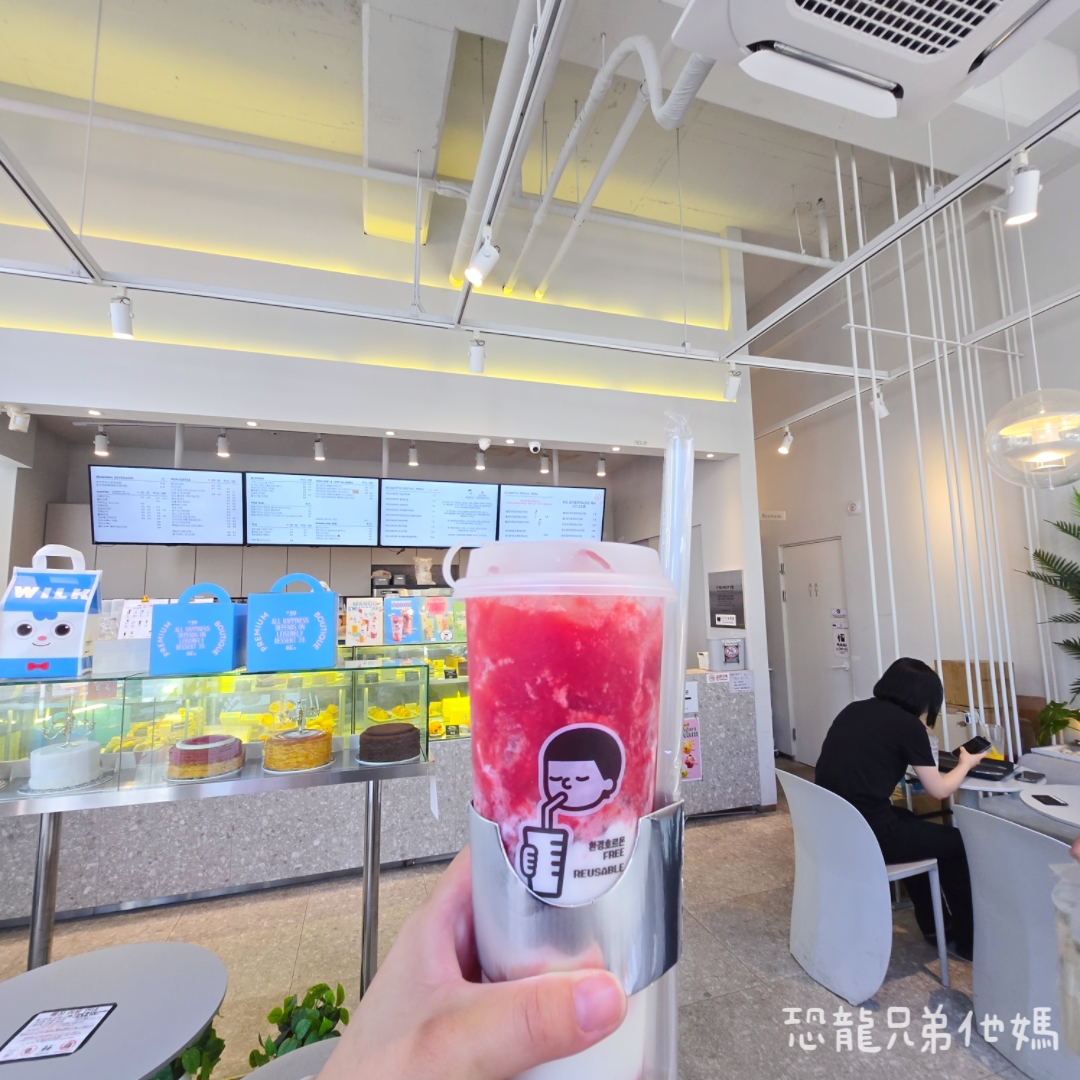 韓國‧濟州島│西歸浦市場旁,走訪韓國國民畫家李仲燮藝術街、李仲燮美術館(이중섭미술관),伴手禮、選物店,眺望西歸浦港2025.08 - 第51張圖 韓國‧濟州島│西歸浦市場旁,走訪韓國國民畫家李仲燮藝術街、李仲燮美術館(이중섭미술관),伴手禮、選物店,眺望西歸浦港2025.08