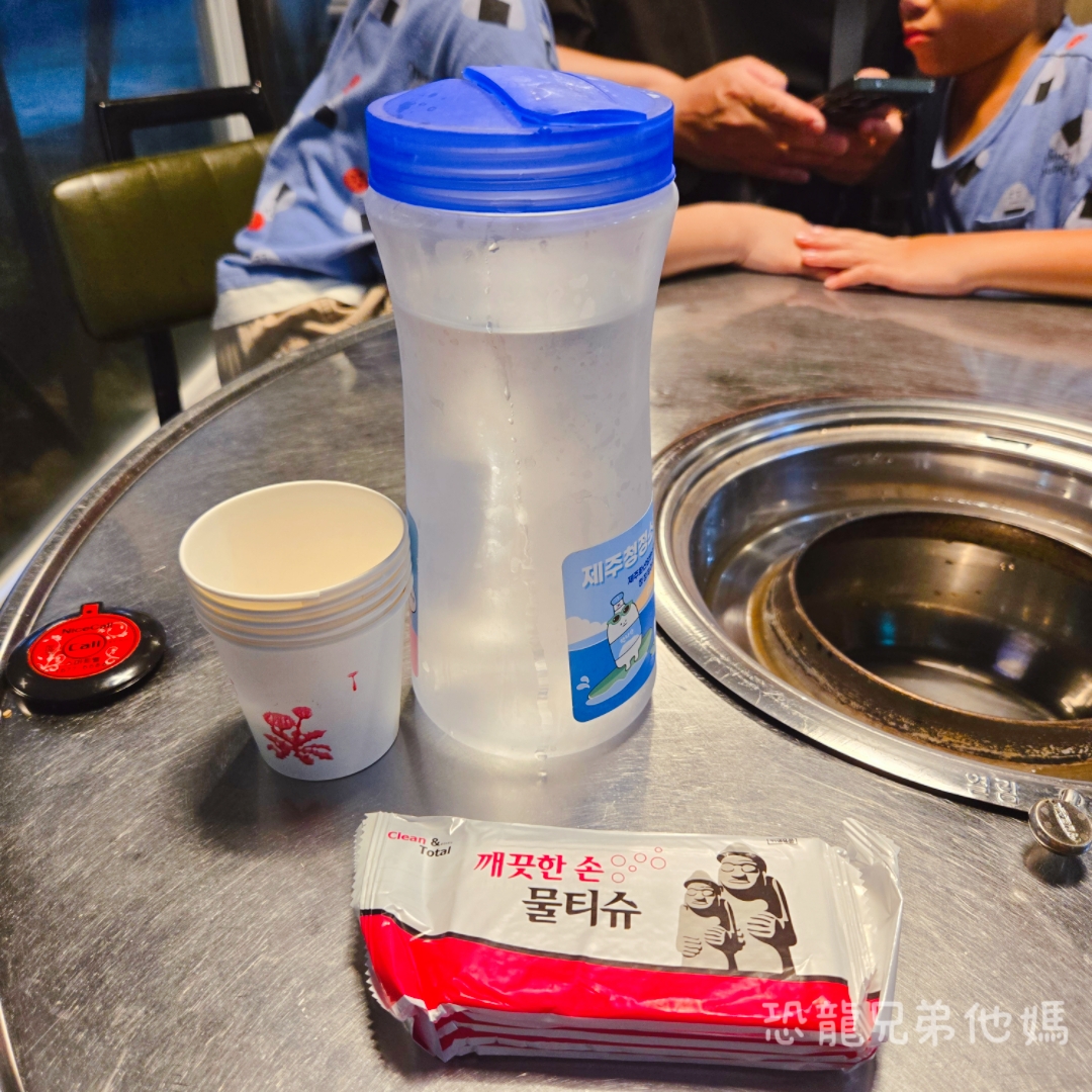 蓮洞草棚( 제주오막집양곱창)延東小屋黑豬肉燒肉店,近濟州機場、市中心,免費停車,有中文店員和菜單 - 第7張圖 蓮洞草棚( 제주오막집양곱창)延東小屋黑豬肉燒肉店,近濟州機場、市中心,免費停車,有中文店員和菜單