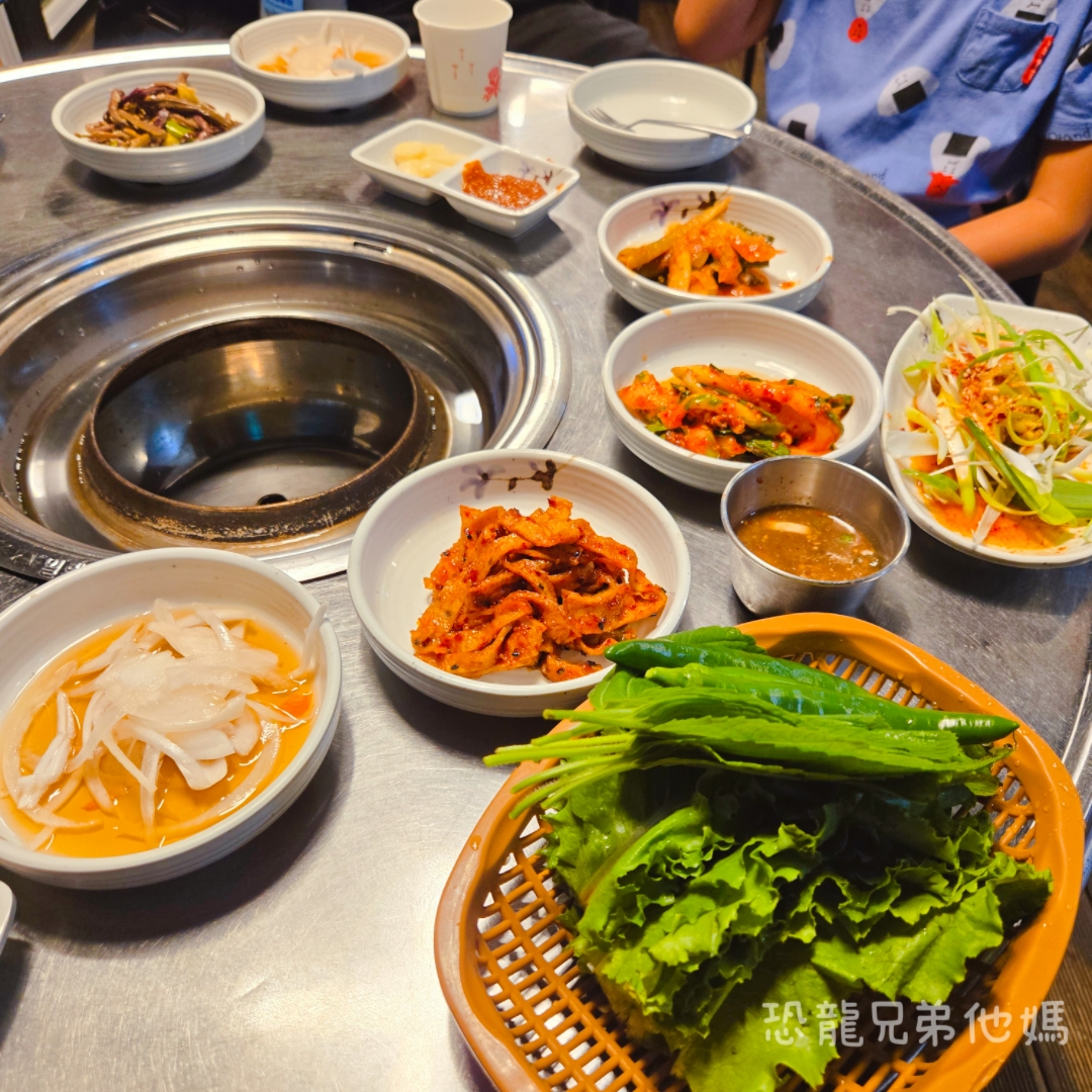 蓮洞草棚( 제주오막집양곱창)延東小屋黑豬肉燒肉店,近濟州機場、市中心,免費停車,有中文店員和菜單 - 第9張圖 蓮洞草棚( 제주오막집양곱창)延東小屋黑豬肉燒肉店,近濟州機場、市中心,免費停車,有中文店員和菜單
