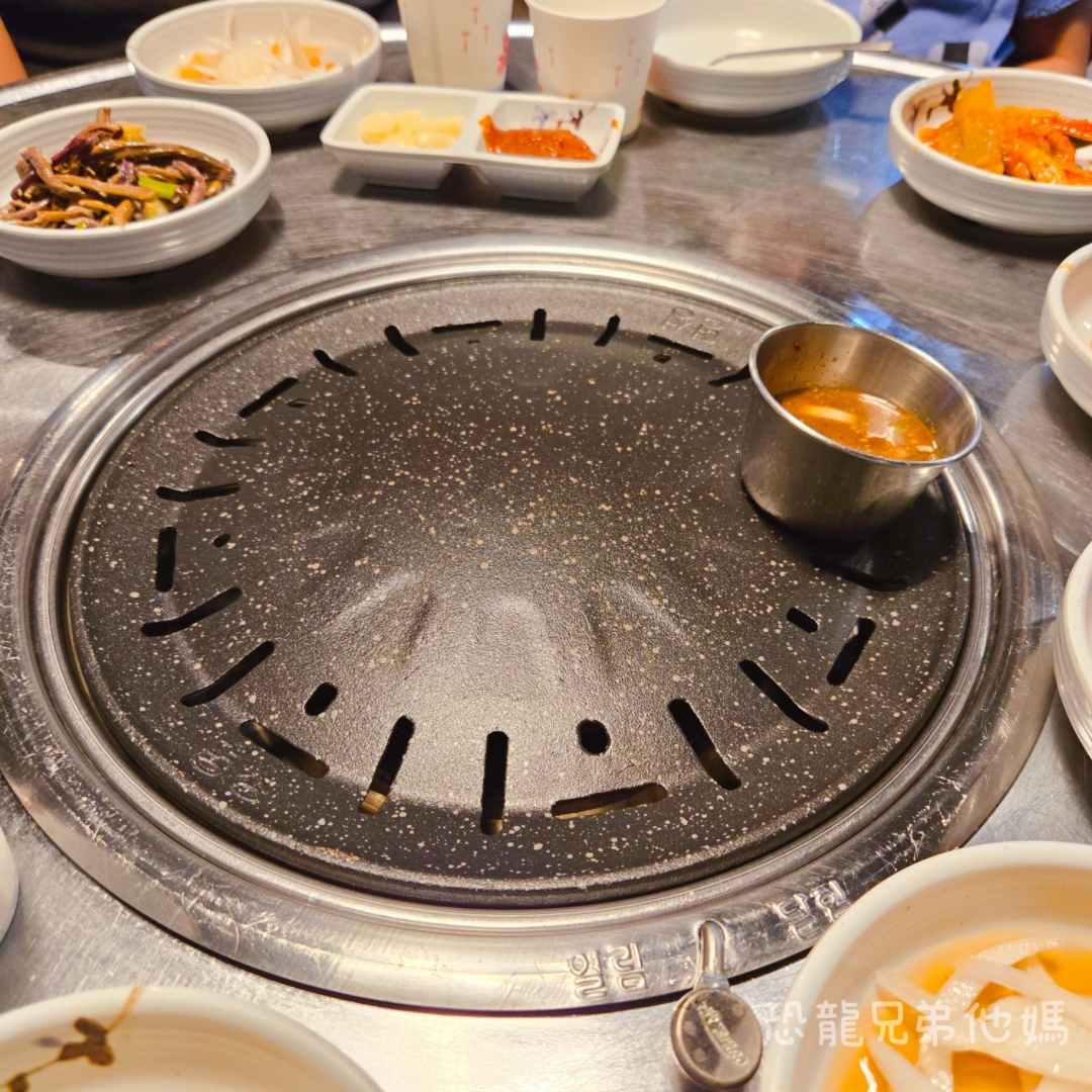 蓮洞草棚( 제주오막집양곱창)延東小屋黑豬肉燒肉店,近濟州機場、市中心,免費停車,有中文店員和菜單 - 第11張圖 蓮洞草棚( 제주오막집양곱창)延東小屋黑豬肉燒肉店,近濟州機場、市中心,免費停車,有中文店員和菜單