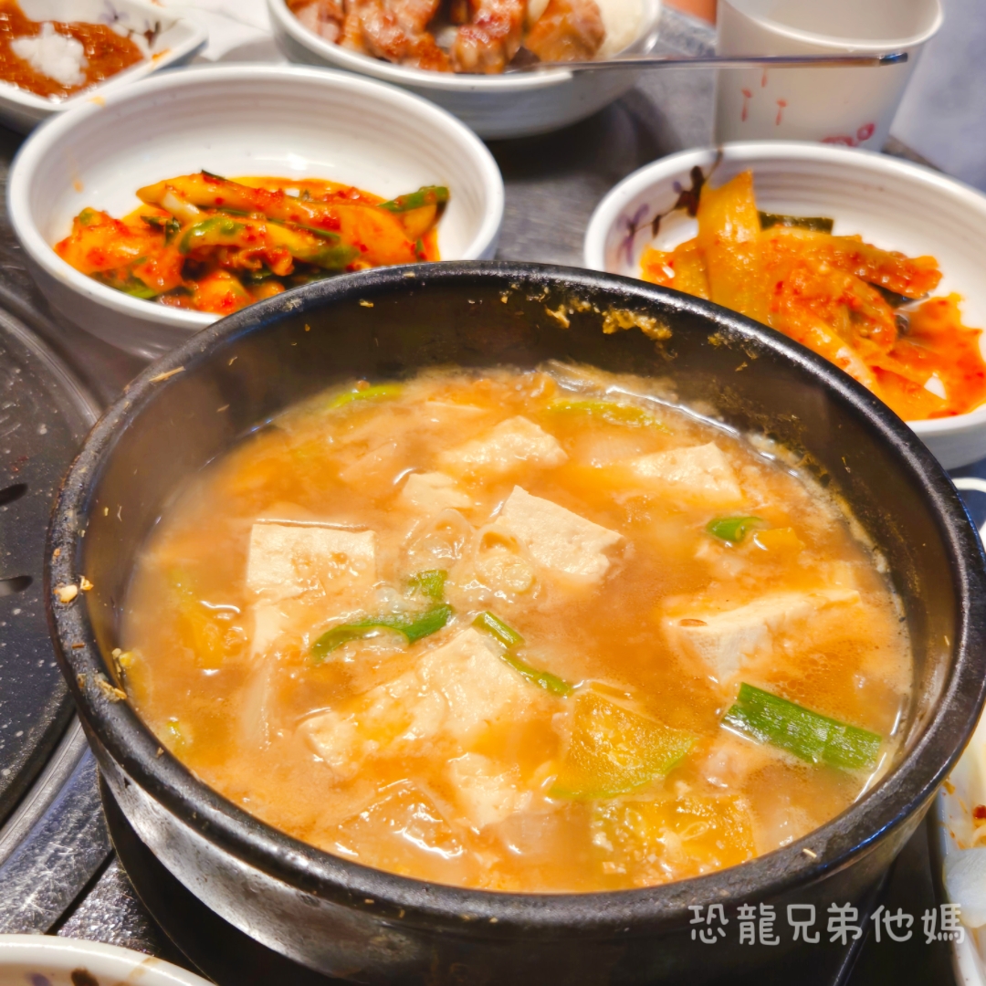 蓮洞草棚( 제주오막집양곱창)延東小屋黑豬肉燒肉店,近濟州機場、市中心,免費停車,有中文店員和菜單 - 第14張圖 蓮洞草棚( 제주오막집양곱창)延東小屋黑豬肉燒肉店,近濟州機場、市中心,免費停車,有中文店員和菜單