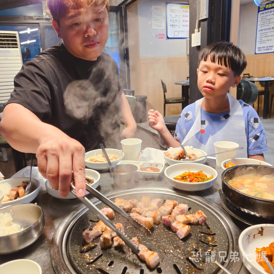蓮洞草棚( 제주오막집양곱창)延東小屋黑豬肉燒肉店，近濟州機場、市中心，免費停車，有中文店員和菜單