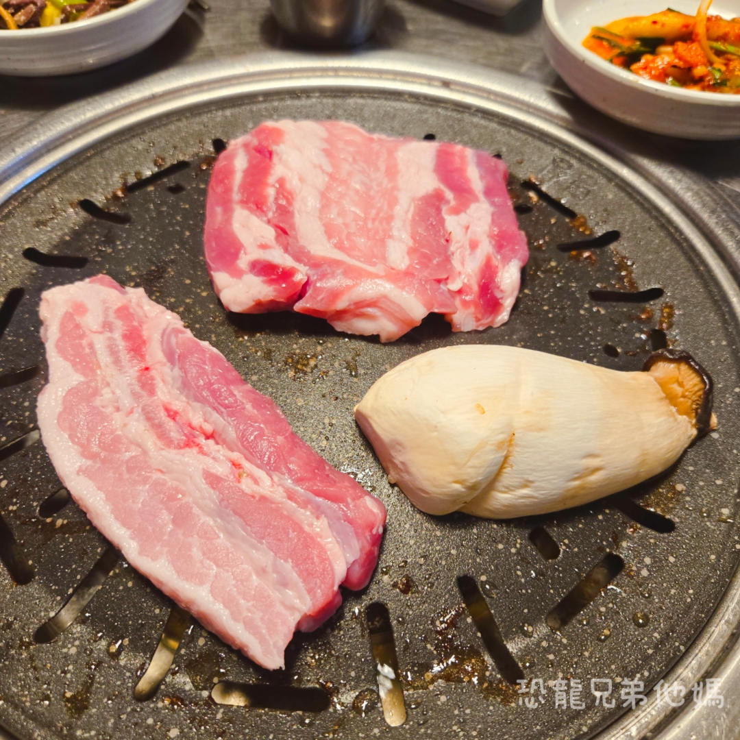 蓮洞草棚( 제주오막집양곱창)延東小屋黑豬肉燒肉店,近濟州機場、市中心,免費停車,有中文店員和菜單 - 第15張圖 蓮洞草棚( 제주오막집양곱창)延東小屋黑豬肉燒肉店,近濟州機場、市中心,免費停車,有中文店員和菜單