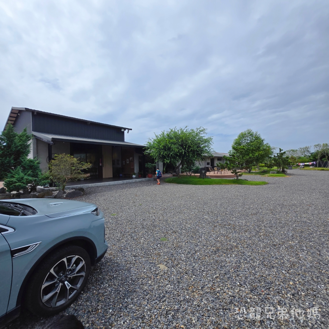 屏東▪︎佳冬|假日限定!像走入美術館般優雅的泰國蝦餐廳-荷塘有蝦小館,餐點美味精緻一吃就愛上,活跳跳泰國蝦直接上桌! - 第3張圖