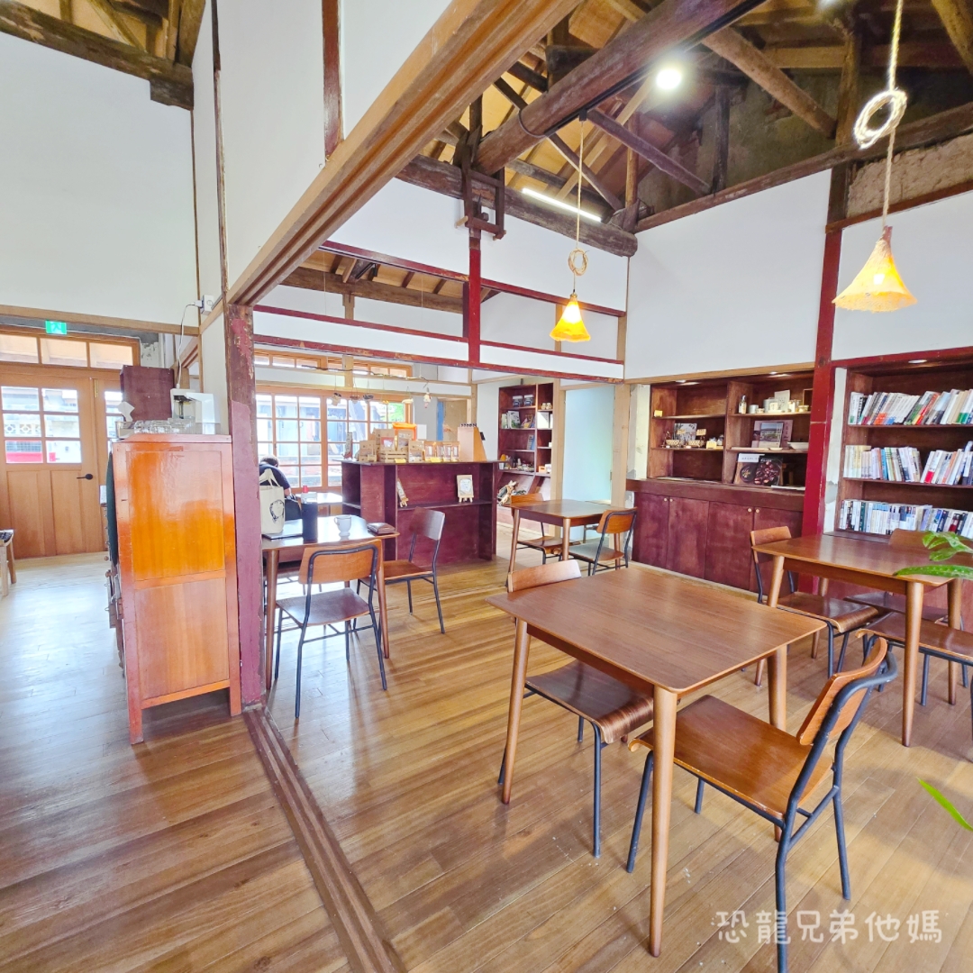 高雄‧鳳山│夢群島文化書室，老屋內用餐、咖啡，小農產品販售